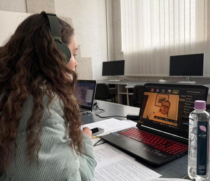 Каріна Крушельницька здійснює переклад доповіді